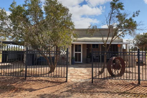 A Real Bush Retreat. Kangas, Emus & Starry Skies. - Brisbane Tourism 0