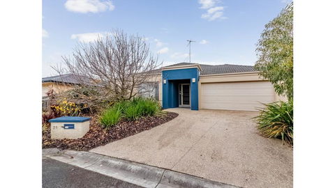 A TOUCH OF CLASS - PET FRIENDLY (OUTSIDE ONLY) - Tourism Brisbane 0