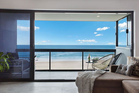 Absolute Beach Front Renovated 3 Bdrm 2 Bath App - Tourism Brisbane 0