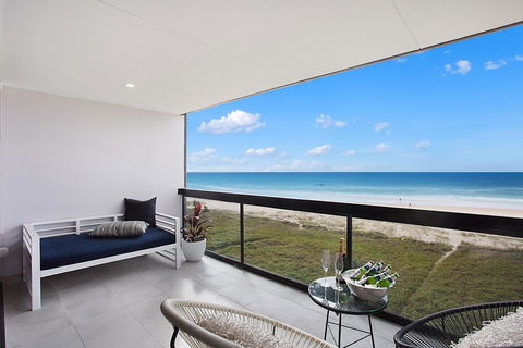 Absolute Beach Front Renovated 3 Bdrm 2 Bath App - Tourism Brisbane 2