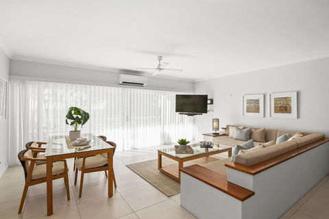 Absolute Beachfront Apt. In Alamanda Beachfront Resort (14) - Brisbane Tourism 2
