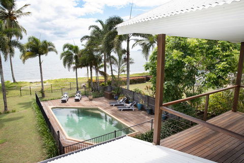 ABSOLUTE BEACHFRONT BLISS @ NEWELL BEACH - Tourism Brisbane 0