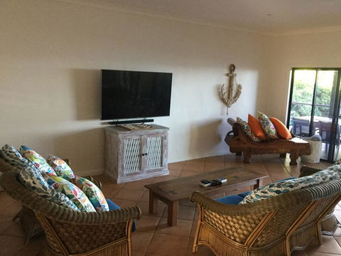 ABSOLUTE BEACHFRONT BLISS @ NEWELL BEACH - Tourism Brisbane 3
