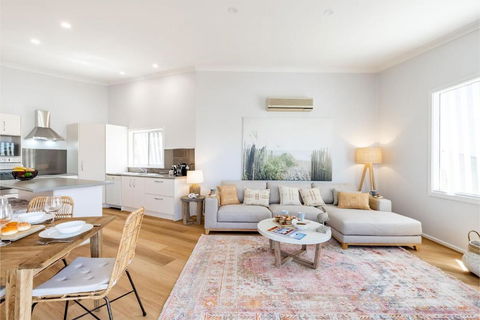 Dukes , 31 Gloucester St - Spectacular Water Views And The Added Comfort Of Air Conditioning And Wi-Fi - Tourism Brisbane 2