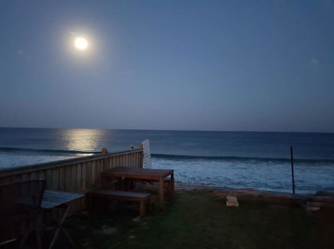 Direct Beachfront Sunrise Apartment - The Coachhouse - Tourism Brisbane 3