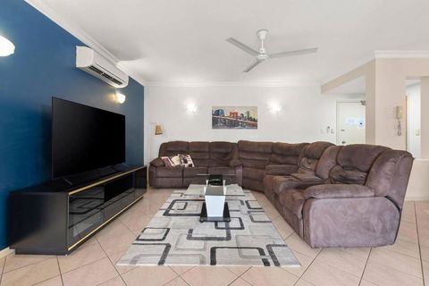 Discover A Lush Poolside Stay At The Lakes Resort - Tourism Brisbane 1