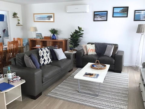Discover Warilla - Bright And Airy Townhouse Near The Beach And Lake - Tourism Brisbane 1