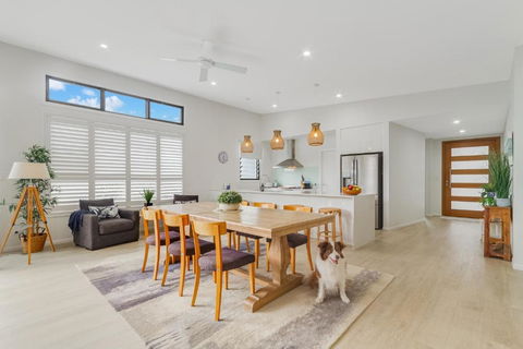 Dog-Friendly Beach House @ Black Rocks By UHoliday - Tourism Brisbane 0