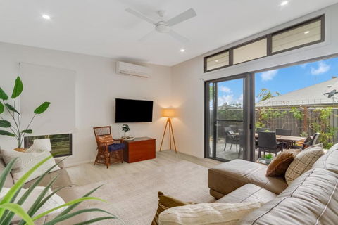 Dog-Friendly Beach House @ Black Rocks By UHoliday - Tourism Brisbane 4