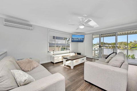 Dora Creek Stunning Modern Waterfront With Jetty Azure Reflections A Lakeside Retreat - Tourism Brisbane 3