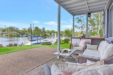 Dora Creek Stunning Modern Waterfront With Jetty Azure Reflections A Lakeside Retreat - Tourism Brisbane 4