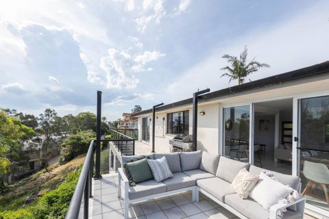 Dreamtime Beach Retreat - 4 Bedroom With Ocean View - Tourism Brisbane 3