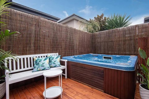 Dreamy Dromana Family Getaway - With Jacuzzi - Tourism Brisbane 1