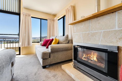 Dromaius 5 - 3BR Townhouse L Lake Views L Spa Bath L WiFi L BBQ - Tourism Brisbane 1