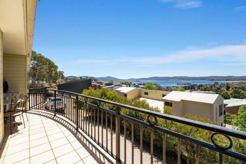 Dromaius 5 - 3BR Townhouse L Lake Views L Spa Bath L WiFi L BBQ - Tourism Brisbane 3