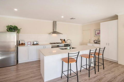 Duke Cottage - Pet Friendly Near Beach. - Tourism Brisbane 2