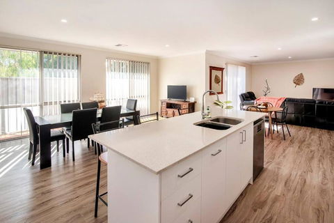 Duke Cottage - Pet Friendly Near Beach. - Tourism Brisbane 0