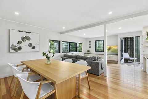 Duke St Convenience At Your Doorstep Beach Living In The Heart Of The Village Close To Cafes Ocean Glimpse - Tourism Brisbane 2