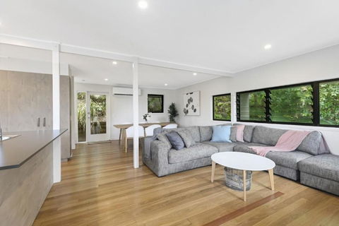 Duke St Convenience At Your Doorstep Beach Living In The Heart Of The Village Close To Cafes Ocean Glimpse - Tourism Brisbane 3