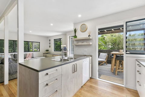 Duke St Convenience At Your Doorstep Beach Living In The Heart Of The Village Close To Cafes Ocean Glimpse - Tourism Brisbane 4