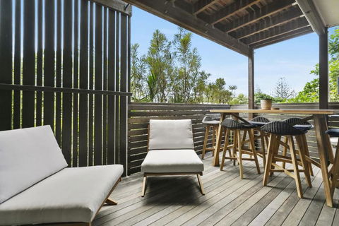 Duke St Convenience At Your Doorstep Beach Living In The Heart Of The Village Close To Cafes Ocean Glimpse - Tourism Brisbane 1