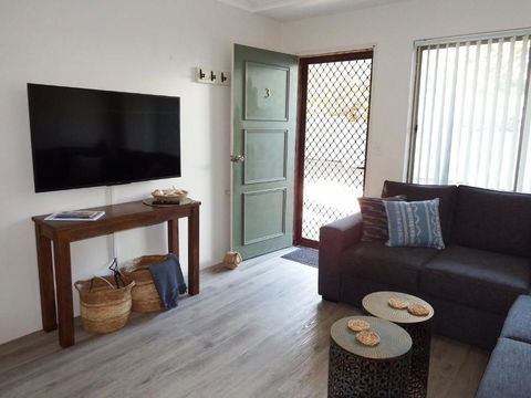 Dunbar Court Unit 3 - Bring Your Own Linen - Tourism Brisbane 3