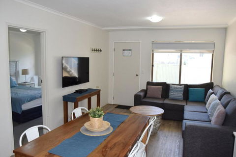 Dunbar Court Unit 3 - Bring Your Own Linen - Tourism Brisbane 0