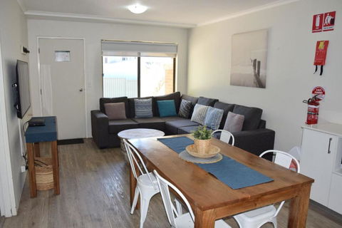 Dunbar Court Unit 3 - Bring Your Own Linen - Tourism Brisbane 1