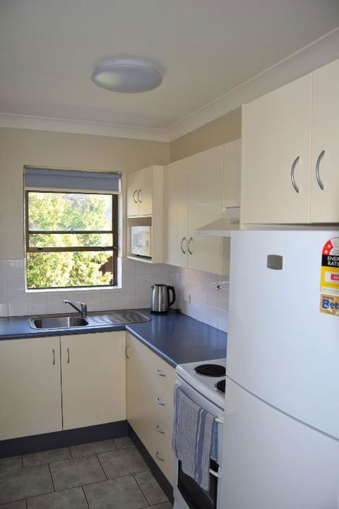 Dunbar Court Unit 8 - Bring Your Own Linen - Tourism Brisbane 3