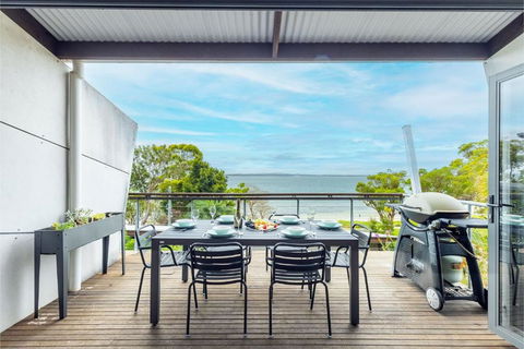 Dutchies By The Sea, 2 61 Christmas Bush Ave - Spectacular Views, Close To The Beach, Wi-Fi - Tourism Brisbane 0