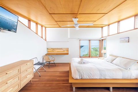 Dutchies By The Sea, 2 61 Christmas Bush Ave - Spectacular Views, Close To The Beach, Wi-Fi - Tourism Brisbane 3