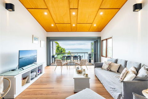 Dutchies By The Sea, 2 61 Christmas Bush Ave - Spectacular Views, Close To The Beach, Wi-Fi - Tourism Brisbane 1