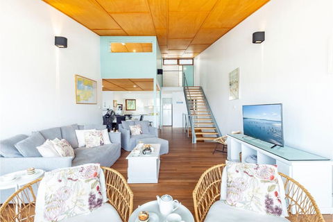 Dutchies By The Sea, 2 61 Christmas Bush Ave - Spectacular Views, Close To The Beach, Wi-Fi - Tourism Brisbane 2