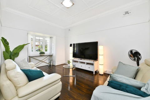 Elegant Family Retreat Near Beaches & Sydney CBD - Tourism Brisbane 0