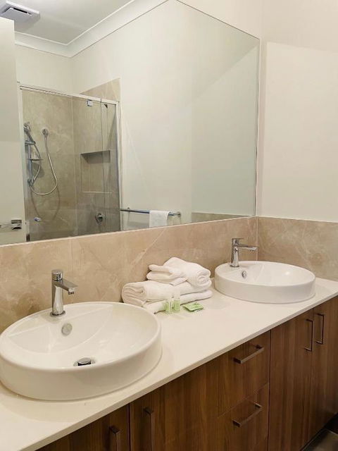 Entire 4 Bedroom Brand New Home In Melton South ! - Tourism Brisbane 2