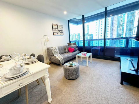 ES2410-2Bed 2Bath Vision Apt With Balcony, Pool & Gym - Tourism Brisbane 4