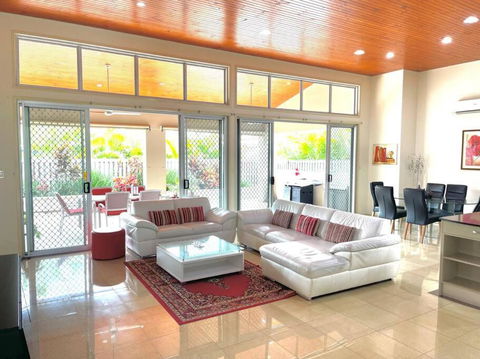 Exclusive Golf Course Community Family Home - Tourism Brisbane 1