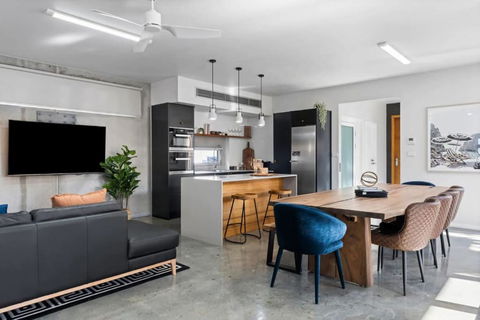 Exquisite Beachside Mansion - Tourism Brisbane 0