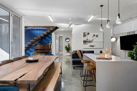 Exquisite Beachside Mansion - Tourism Brisbane 1
