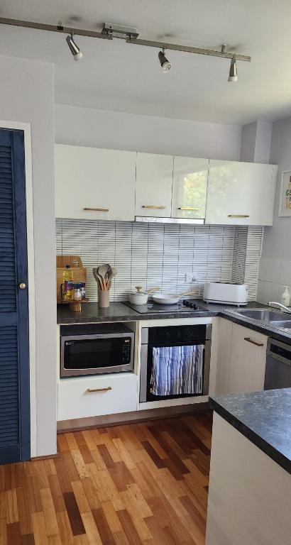 Funky Vibes 2 Bedroom Gem - Brisbane Tourism 4