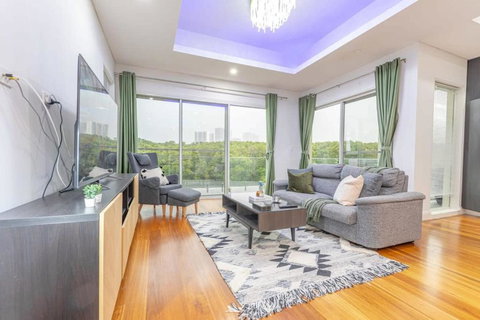 Glamorous 5BD House W Water View In Melrose Park - Brisbane Tourism 0
