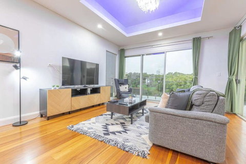 Glamorous 5BD House W Water View In Melrose Park - Brisbane Tourism 1