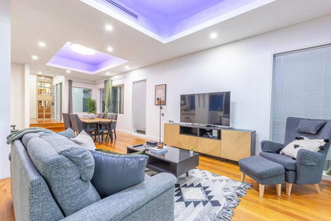 Glamorous 5BD House W Water View In Melrose Park - Brisbane Tourism 2