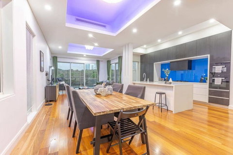 Glamorous 5BD House W Water View In Melrose Park - Brisbane Tourism 4