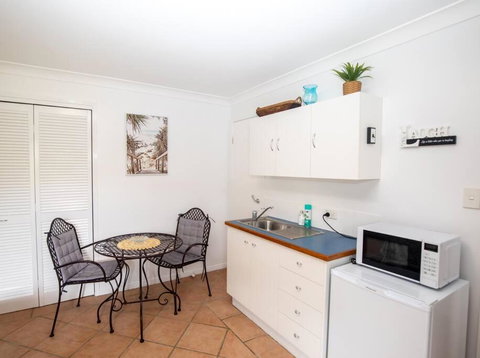 GORGEOUS STUDIO + 100M TO BEACH + POOL - Brisbane Tourism 2