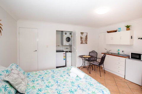 GORGEOUS STUDIO + 100M TO BEACH + POOL - Brisbane Tourism 4