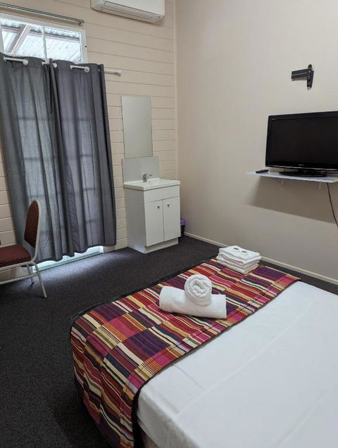 GRAND CENTRAL HOTEL PROSERPINE - Brisbane 4u 3