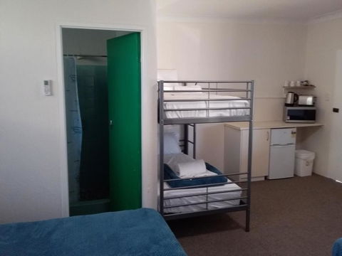 Green Door Motel - Tourism Brisbane 3