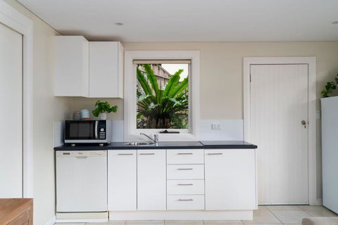 Gull Cottage By Beach Stays - Brisbane Tourism 4