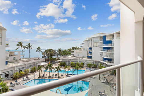 Hamptons Meets Hervey Bay In Upmarket Resort - Ocean Views - Tourism Brisbane 3